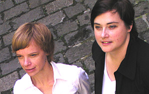 Photo von Elke Szalai und Bente Knoll - Link zum Standard-Artikel 27.7.2007